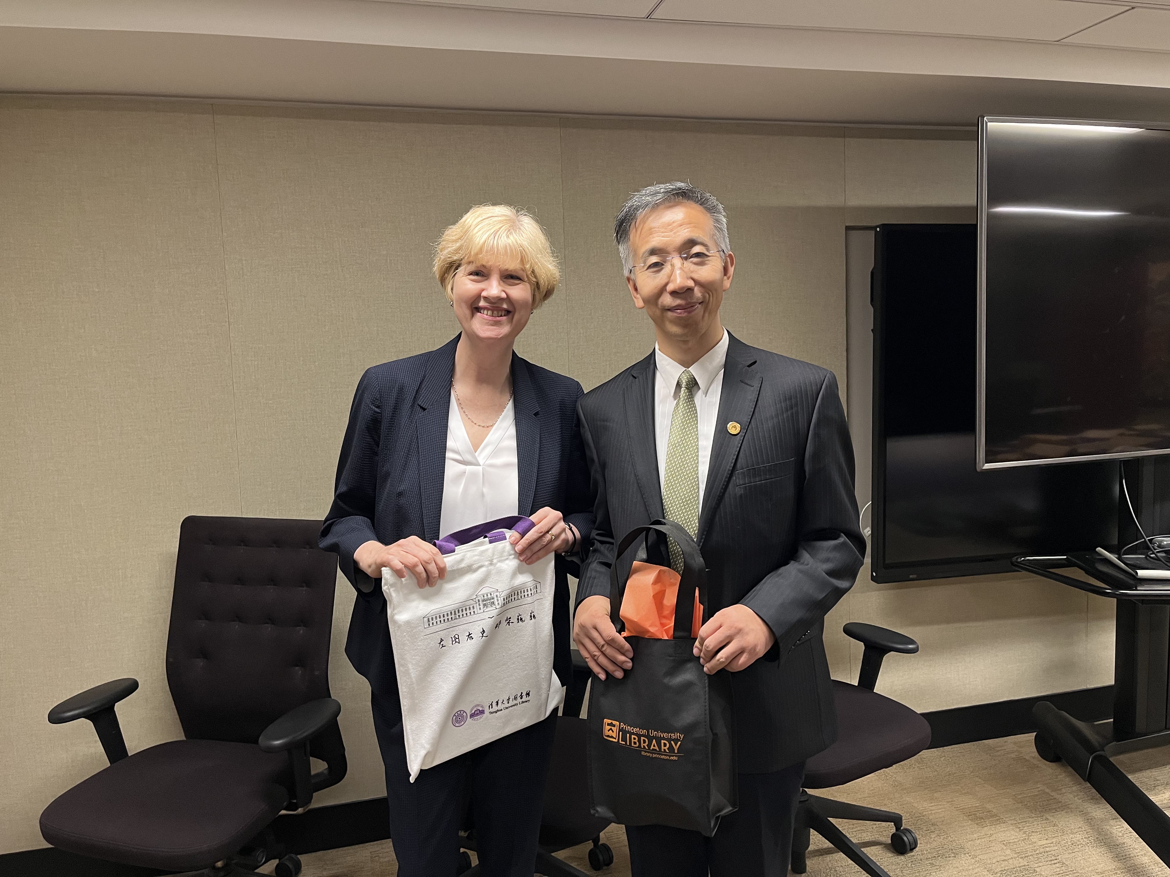 金兼斌馆长与Anne Jarvis馆长互赠纪念品