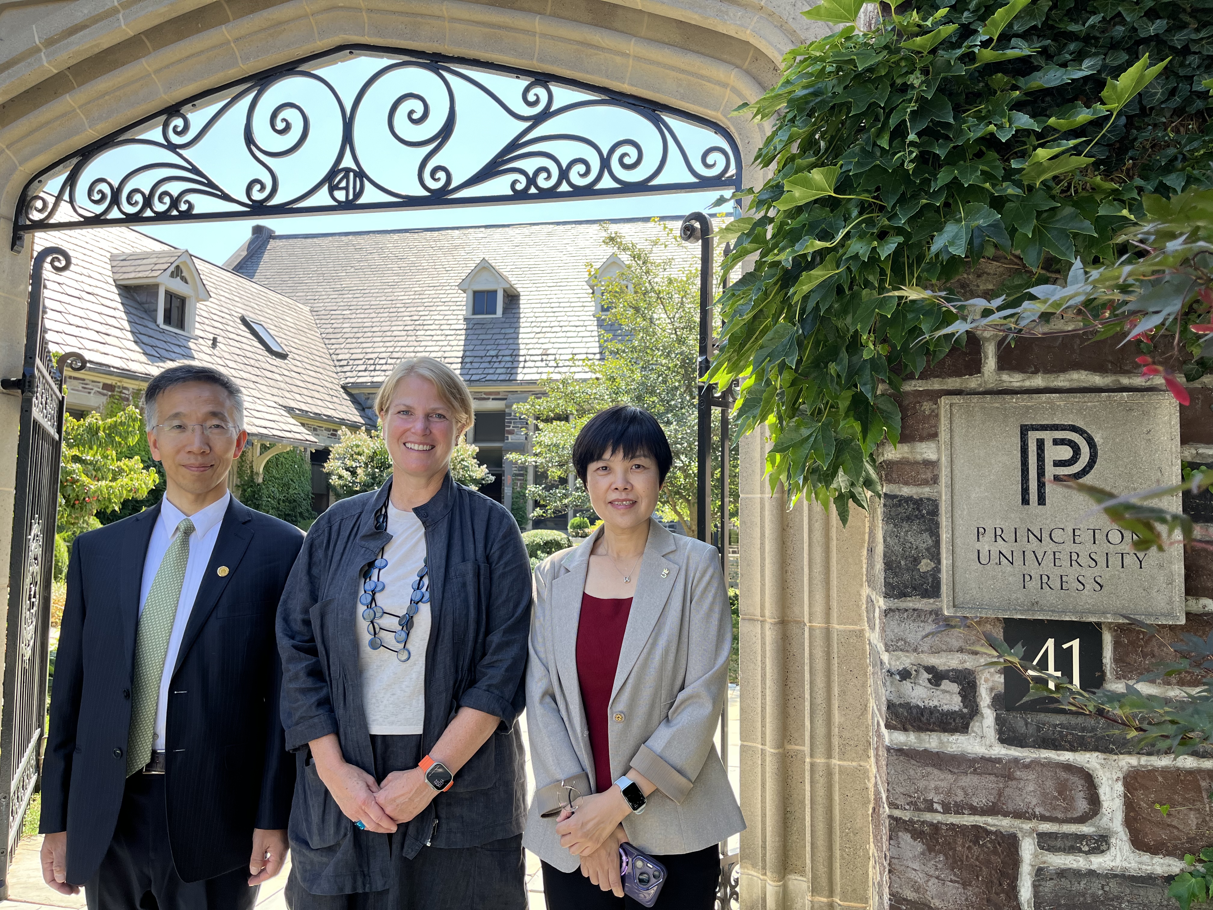 金兼斌、Christie Henry、邵敏在普林斯顿大学出版社